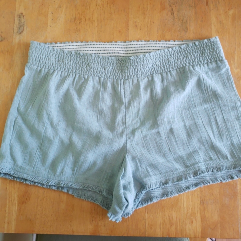 NWT Kut for the Kloth frayed hem shorts.